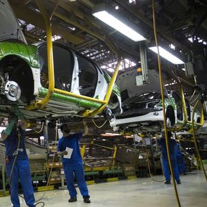 Les ouvriers iraniens assemblant une 206 Peugeot dans l'usine d'Iran Khodro, près de Téhéran, risquent le chômage après le retrait de l'entreprise française.