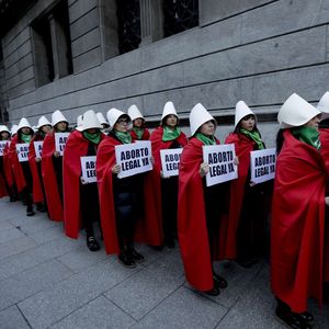 Des femmes en faveur du « oui » vêtues à la manière des personnages du livre la « servante écarlate » de Margaret Artwood participent à une procession au Parc de la Mémoire de Buenos Aires. AP Photo/Natacha Pisarenko
