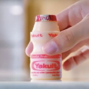 Yakult est une boisson à base de lait fermenté originaire du Japon.