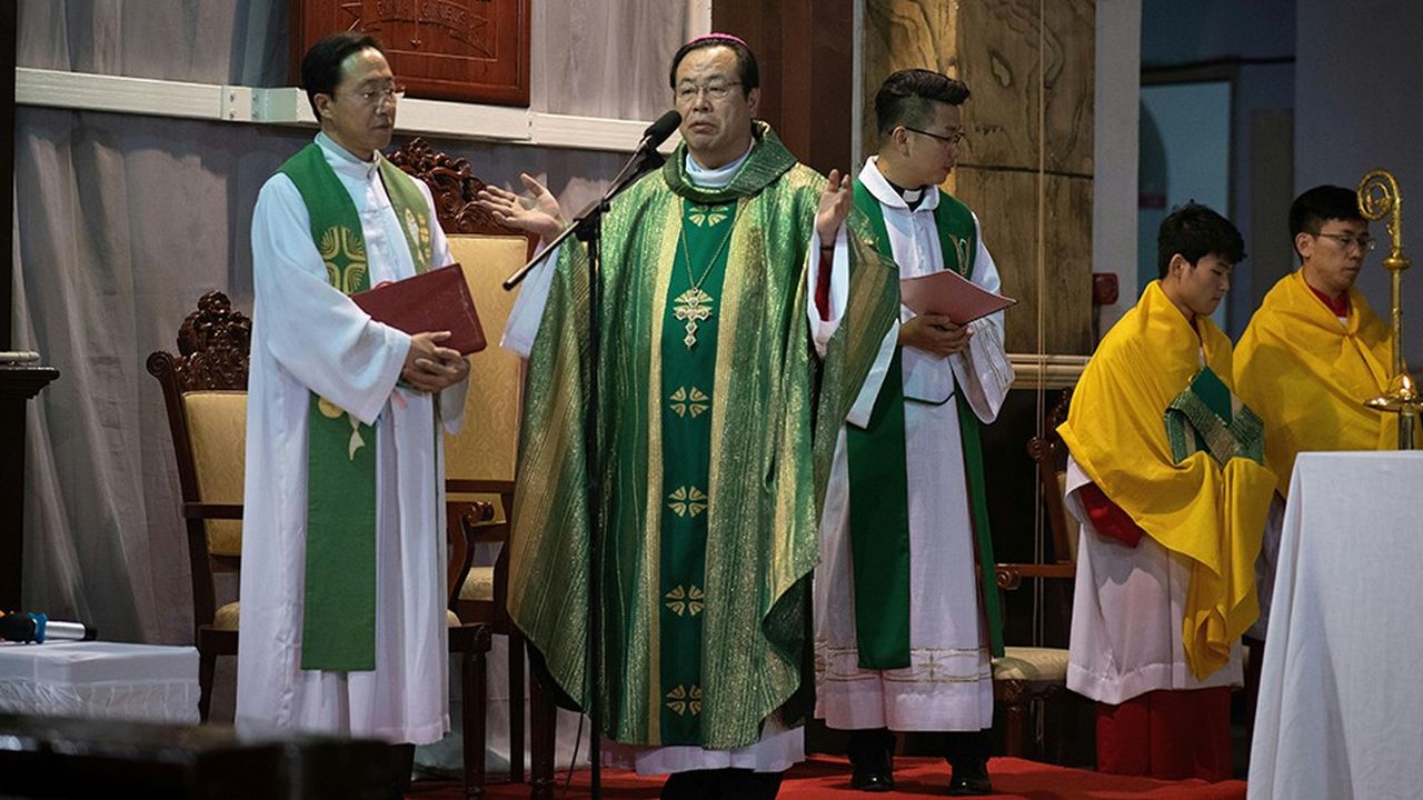 L'archevêque de Pékin Joseph Li Shan célèbre une messe dans la cathédrale de l'Immaculée-Conception à Pékin, le 22 septembre, le jour où le Saint-Siège annonçait un accord historique avec Pékin sur la nomination des évêques en Chine.