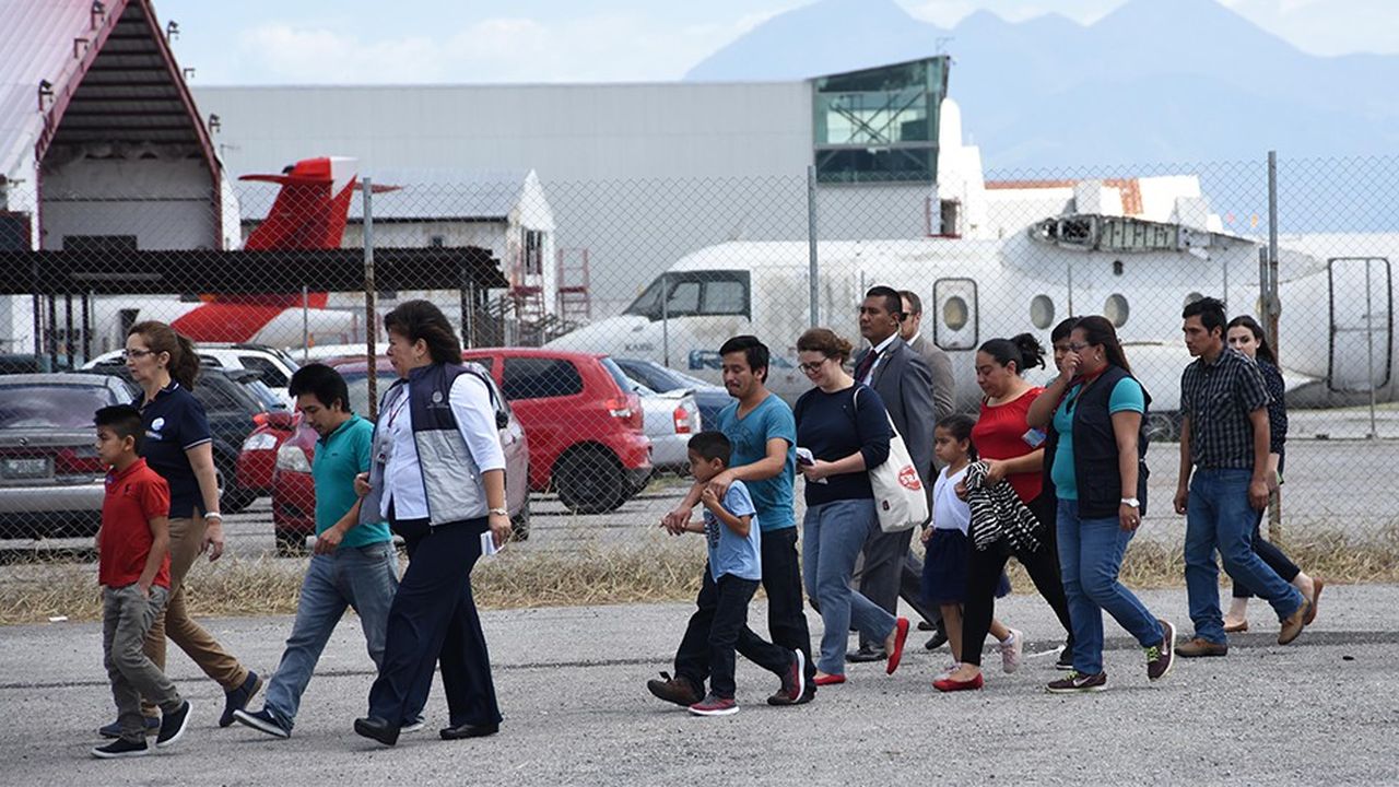 Des familles de migrants, qui ont tenté de franchir clandestinement la frontière des Etats-Unis, arrivent sur la base militaire de Guatemala City après avoir été expulsées le 10 juillet dernier par les services de l'immigration américaine.
