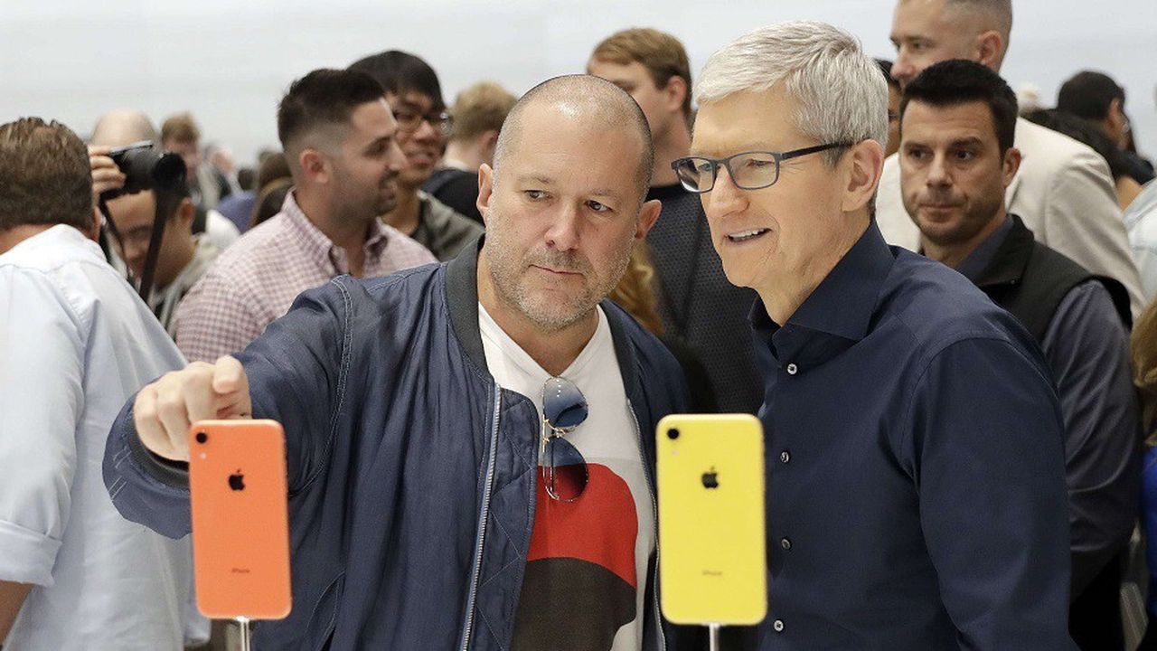 A gauche Jonathan Ive, responsable du design des produits Apple, et à droite Tim Cook, PDG d'Apple, lors de la présentation des derniers iPhone le 12 septembre à Cupertino