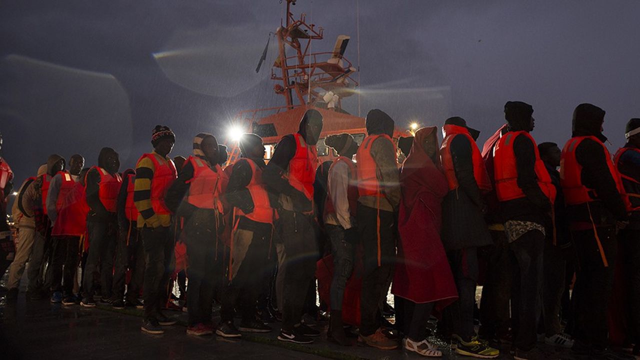 Des migrants arrivant au port de Malaga, en Espagne, après avoir été secourus par des garde-côtes le 8 novembre 2018