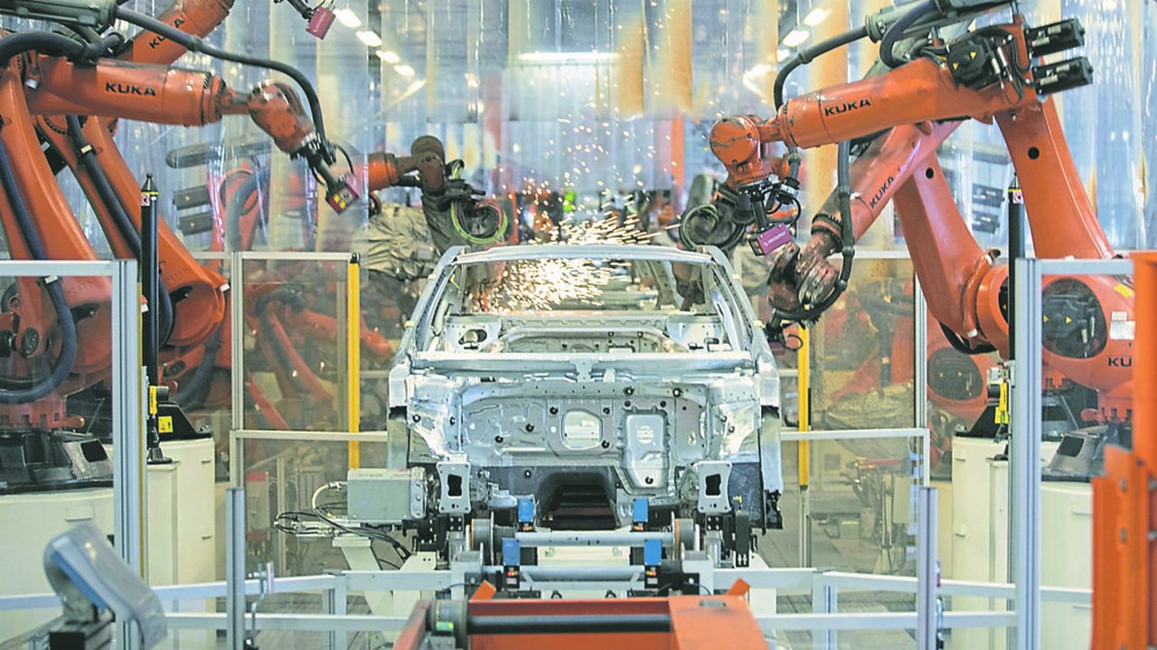 Volkswagen prévoit de construire des véhicules électriques dans deux usines supplémentaires, dont le site d'Emden, en Basse-Saxe.