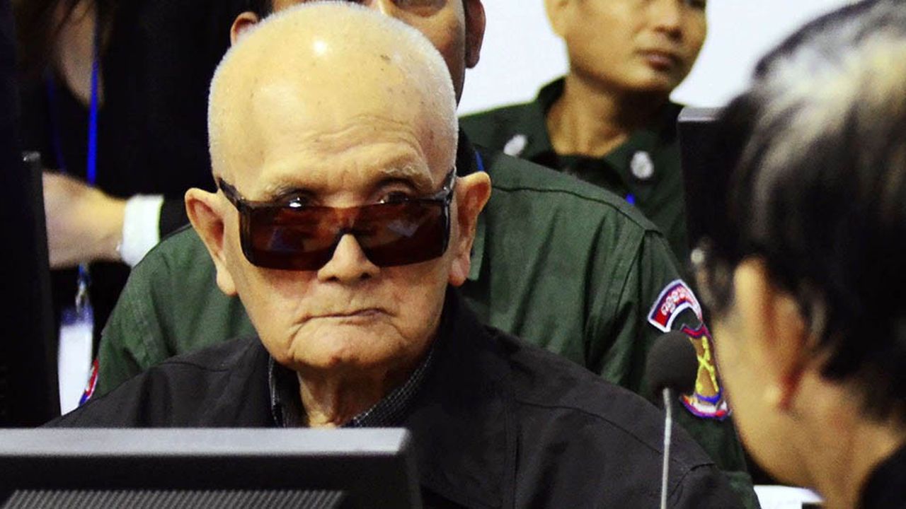 Nuon Chea, l'idéologue du parti et numéro deux du régime, a écouté le verdict dans une cellule médicalisée installée au sein du tribunal