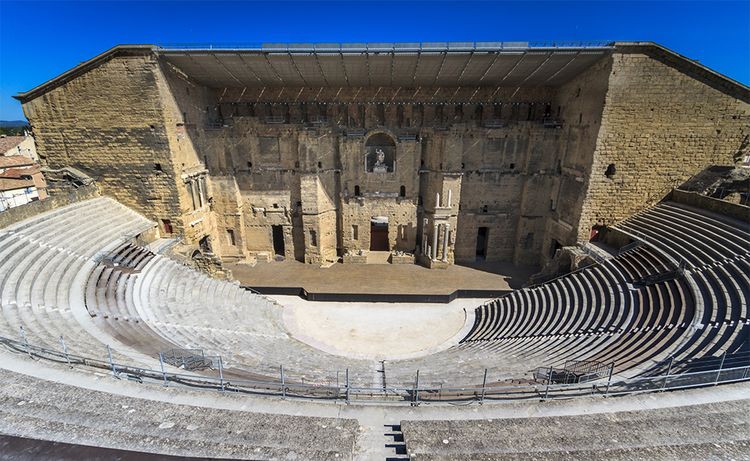 Orange : le théâtre antique et les abords de l’arc de triomphe