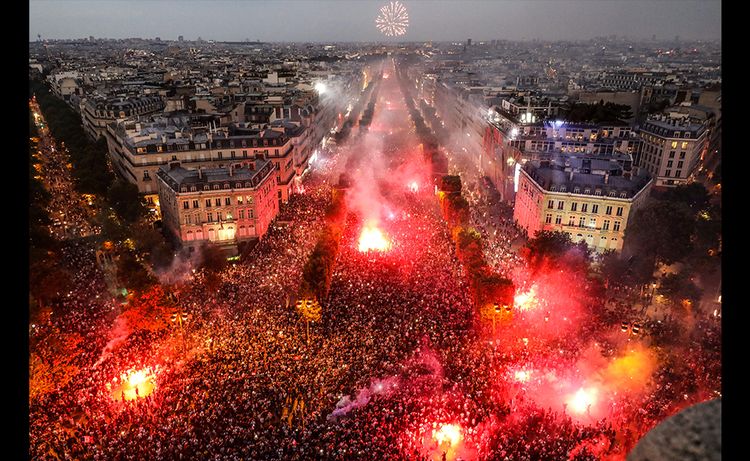 Les Champs-Elysées pris d'assaut