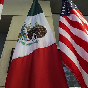 Les drapeaux canadien, mexicain et américain dans la salle de négociation de l'Alena.