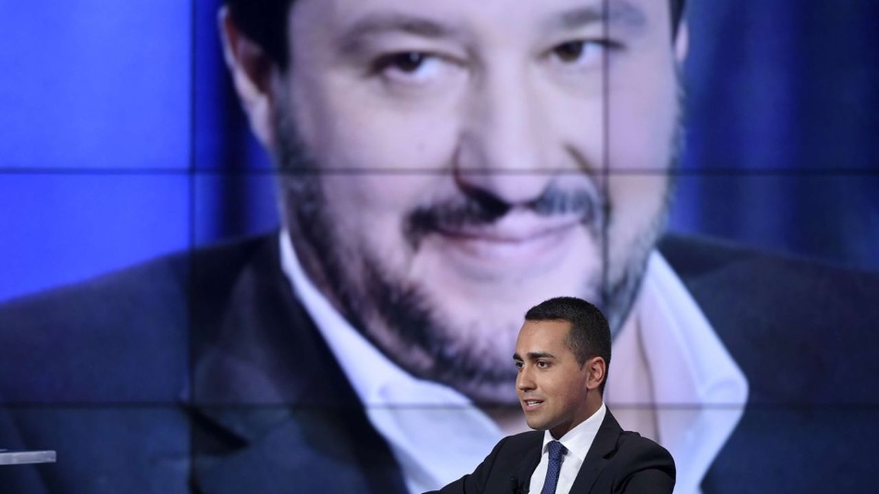 Matteo Salvini, leader de la Ligue du Nord, apparaît sur un grand écran lors d'un débat télévisé avec Luigi Di Maio, le dirigeant du Mouvement 5 étoiles.