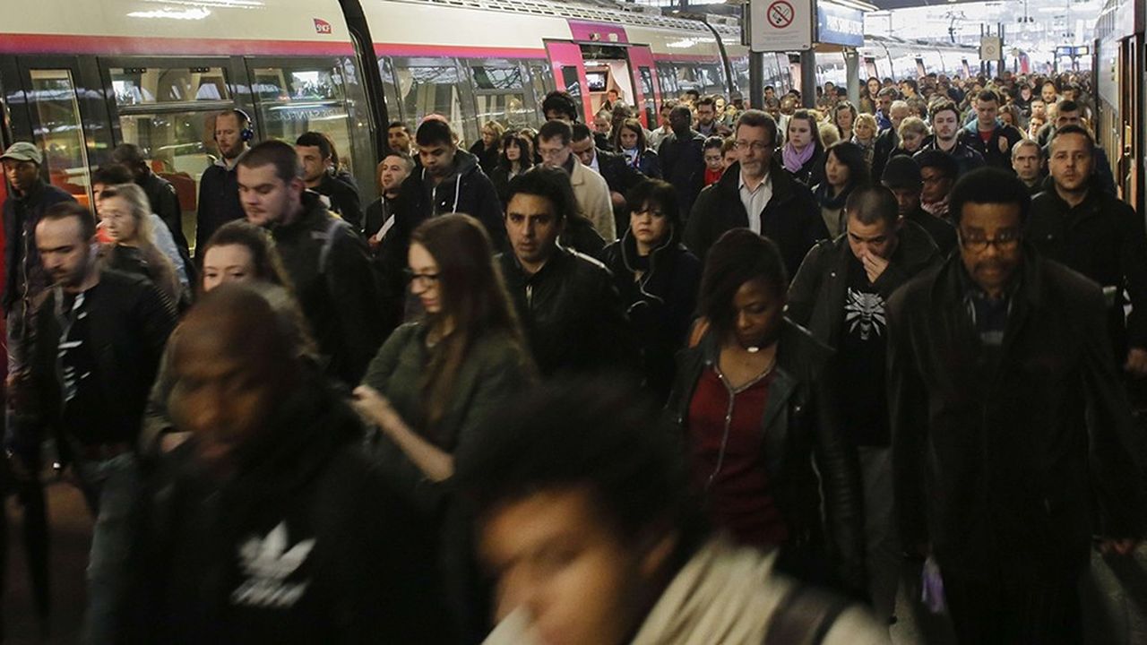 Des voyageurs de la SNCF, en gare de Saint-Lazare (Paris) lors d'une journée de grève en juin 2016. 
