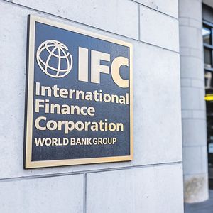 Membre de la Banque mondiale, l'IFC est une institution d'aide au développement du secteur privé dans les pays en développement.
