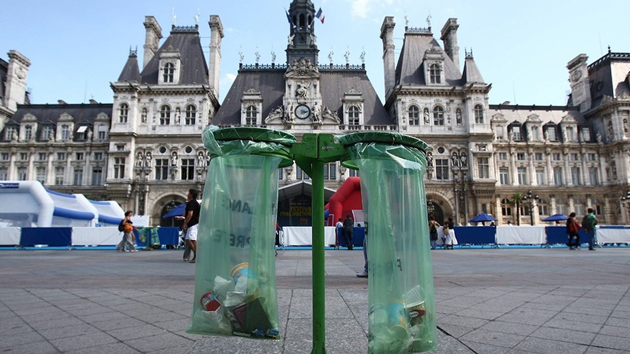 Des poubelles devant l'hôtel de ville de Paris.