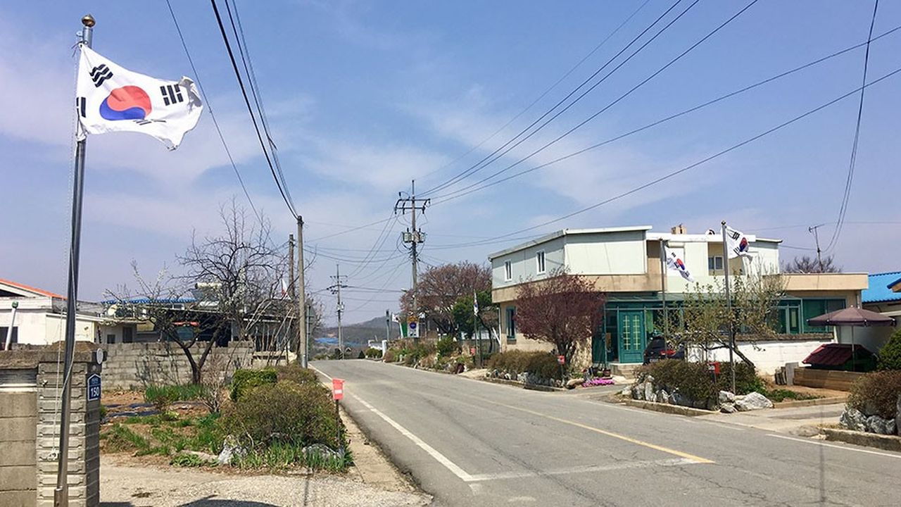 A Tongilchon, les rues décorées du drapeau sud-coréen sont quasi vides. 