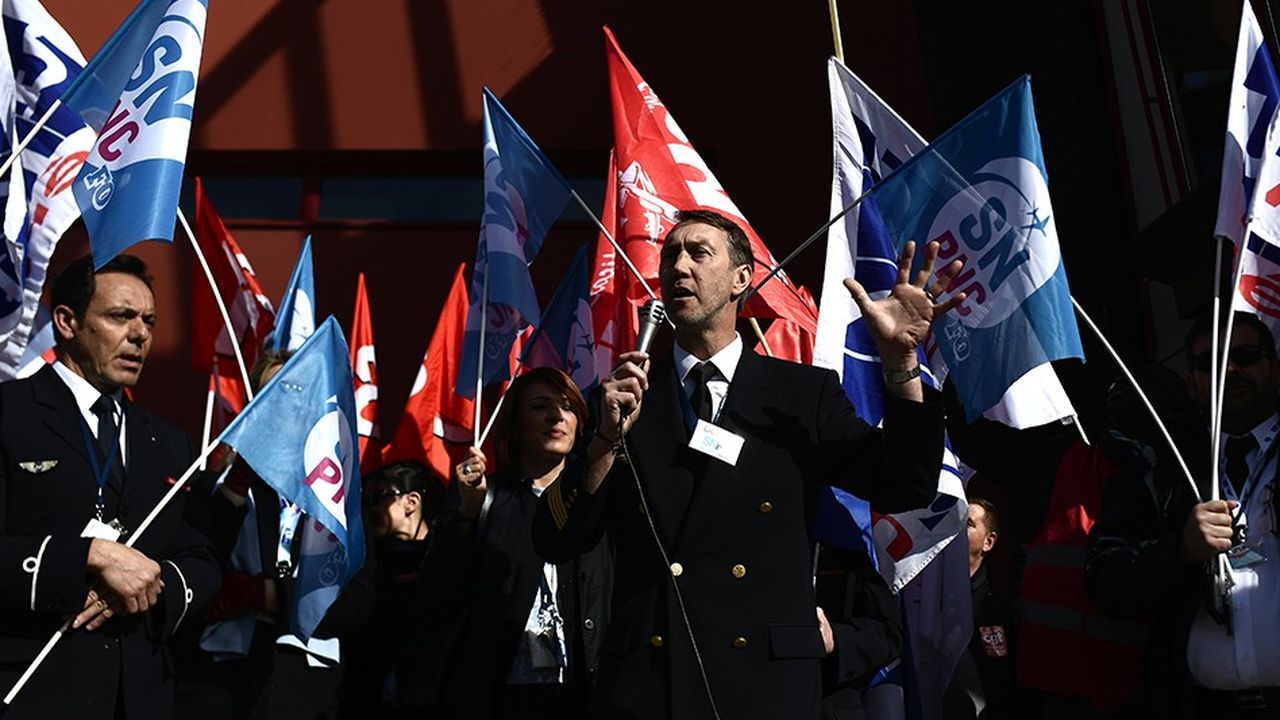 Des pilotes d'Air France en train de manifester, le 11 avril dernier, devant le siège de la compagnie à l'aéroport Paris-Charles de Gaulles.