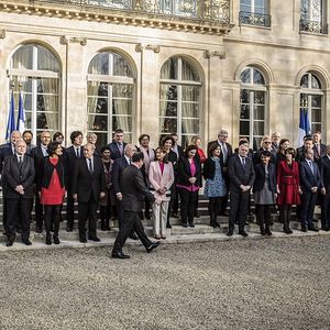 La photo de famille du gouvernement en décembre 2016 lorsque François Hollande - qui a déjà renoncé à être candidat à sa propre succession - nomme Bernard Cazeneuve à Matignon, après le départ de Manuel Valls.