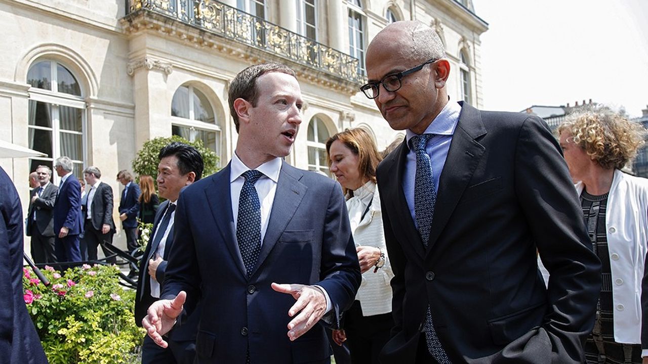 Mark Zuckerberg (à gauche), fondateur de Facebook, s'entretient avec Satya Nadella, PDG de Microsoft, à l'Elysée dans le cadre du sommet « Tech for Good ».