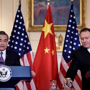 En visite à Washington, le ministre chinoise des Affaires étrangères, Wang Yi (photo : avec Mike Pompeo, son homologue américain) a évoqué un « cas isolé » qu'il ne souhaite pas voir « politisé »