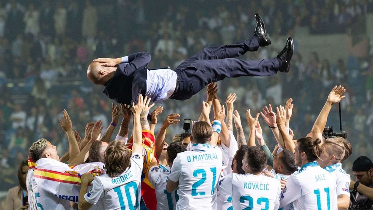 Zinédine Zidane, l'ex-entraîneur du Real Madrid, célébré par ses joueurs après la victoire en Ligue des champions. 