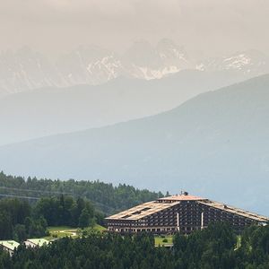 Une centaine d'invités triés sur le volet converge chaque printemps vers un hôtel de luxe, privatisé pour l'occasion. Ici, l'Interalpen-Hotel Tirol, en Autriche, qui acceuilli la conférence en juin 2015. 