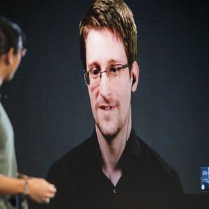 Réfugié en Russie depuis cinq ans, Edward Snowden continue d'intervenir régulièrement, par vidéoconférence, lors d'événements consacrés à la surveillance et à la protection des données (ici, au MIT Media Lab, en 2016).