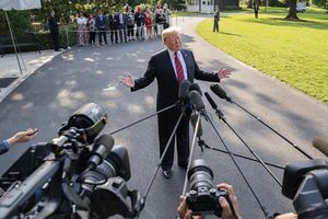 Le président des Etats-Unis Donald Trump, devant la Maison-Blanche, s'exprime face aux médias avant de s'envoler vers le Québec pour le G7.