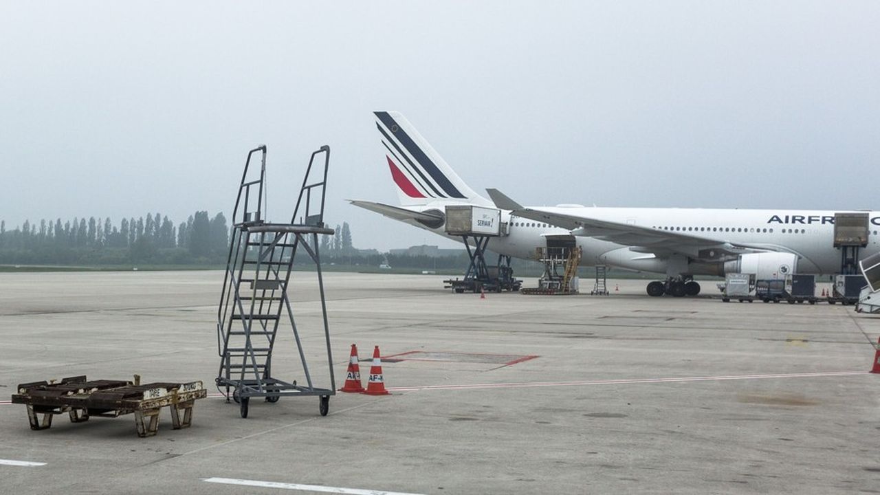 Un Airbus A330 d'Air France au terminal 2E de l'aéroport Paris-Charles-de-Gaulle.