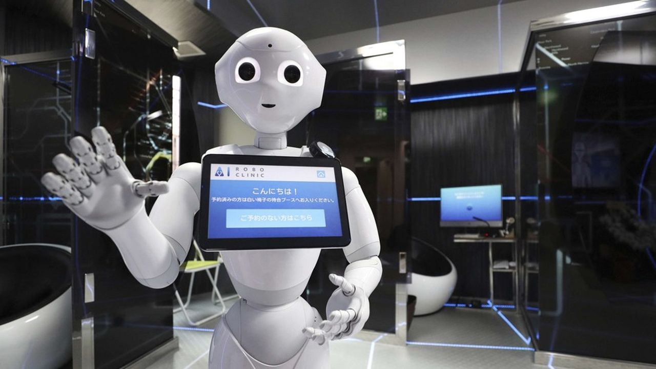 Un robot Pepper de SoftBank Robotics chargé d'accueillir les patients dans une clinique de Tokyo, au Japon.