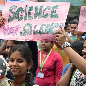Des chercheurs et étudiants manifestent dans le cadre d'une marche pour la science à Bangalore en août 2017