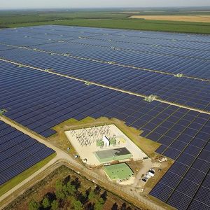 Des débats émergent : faut-il adopter un mode de développement intensif du solaire comme à Cestas (Gironde), moins consommateur d'espace mais où les panneaux sont à touche-touche ? Ou un modèle plus extensif ?