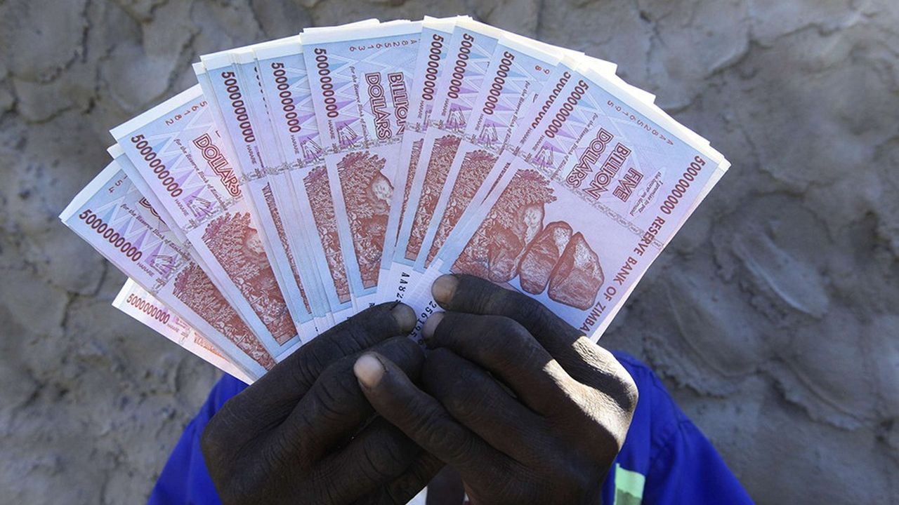 Au Zimbabwe, la dévaluation vertigineuse des anciens dollars zibabwéens a conduit à l'utilisation de devises étrangères, qui ont été remplacées par des « billets d'obligation » qui deviennent aujourd'hui rares à leur tour ...