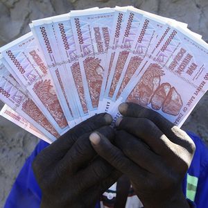 Au Zimbabwe, la dévaluation vertigineuse des anciens dollars zibabwéens a conduit à l'utilisation de devises étrangères, qui ont été remplacées par des « billets d'obligation » qui deviennent aujourd'hui rares à leur tour ...
