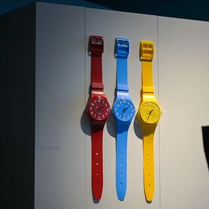 Une cliente près d'un stand Swatch, à la foire horlogère Baselworld, en 2013 à Bâle (Suisse).