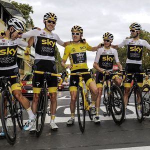 Les coureurs du Team Sky, dont le maillot jaune Geraint Thomas, sur la ligne d'arrivée du Tour de France 2018 sur les Champs-Elysées.