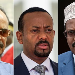 Trois chefs d'Etat et de gouvernement en marche vers la paix dans la Corne de l'Afrique : le président érythréen Isaias Afwerki (à gauche), le Premier ministre éthiopien Abiy Ahmed (au centre), et le président somalien Mohamed Abdullahi « Farmajo » (à droite).