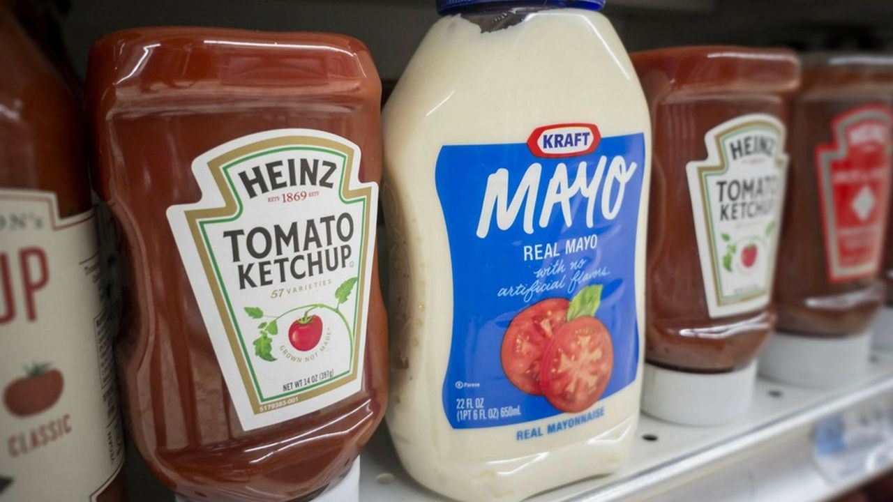 Les emballages des produits de consommation courante, comme ces bouteilles de ketchup et mayonnaise Kraft Heinz, ont un impact environnemental considérable, selon les ONG.