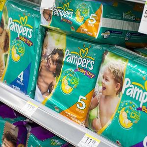 Procter & Gamble va augmenter les prix des couches Pampers de 4 % en moyenne en Amérique du Nord et a commencé à avertir les distributeurs d'une hausse de 5 % des marques d'essuie-tout et de mouchoirs Bounty, Charmin et Puffs.