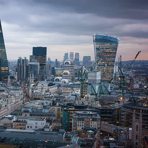 Londres, dont la City constitue une des principales places financières mondiales, espère conserver l'accès au marché unique européen sans plus en faire partie.