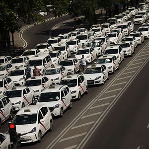 A Madrid, les chauffeurs de taxi sont entrés en grève samedi, bloquant les principales artères de la capitale espagnole.