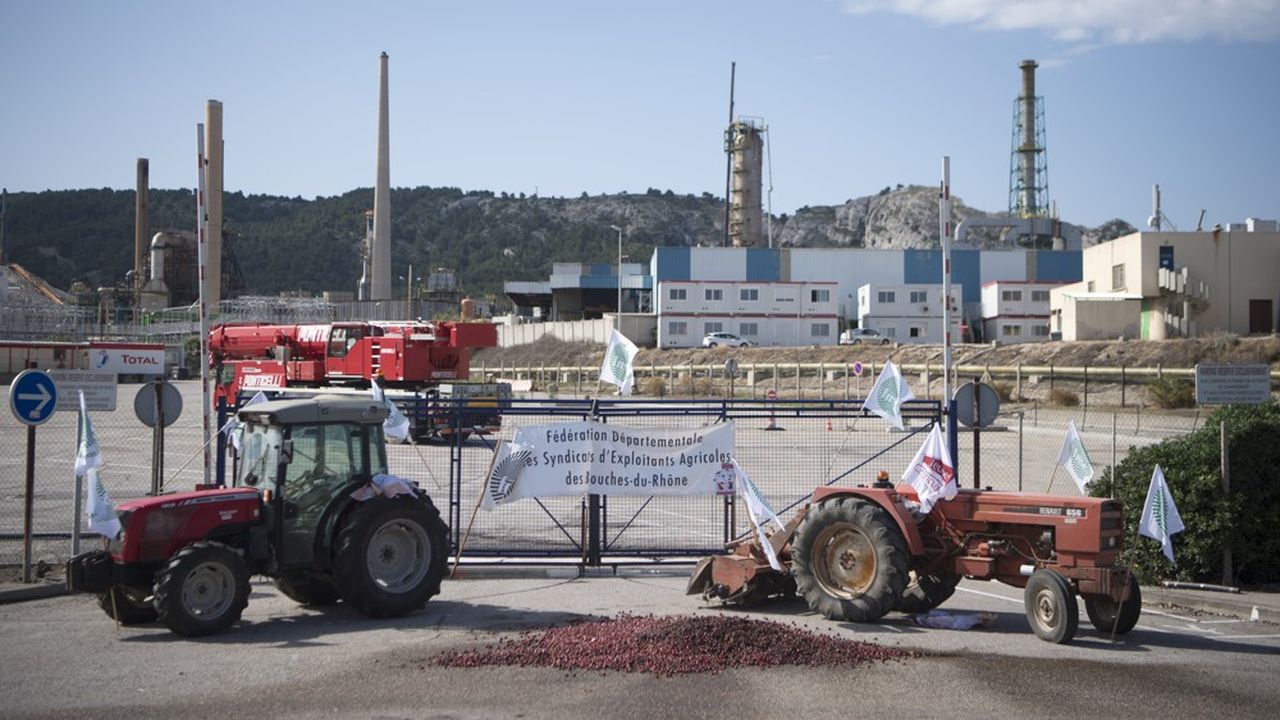 Le 11 juin dernier, deux tracteurs bloquent l'accès à la raffinerie de Mède 