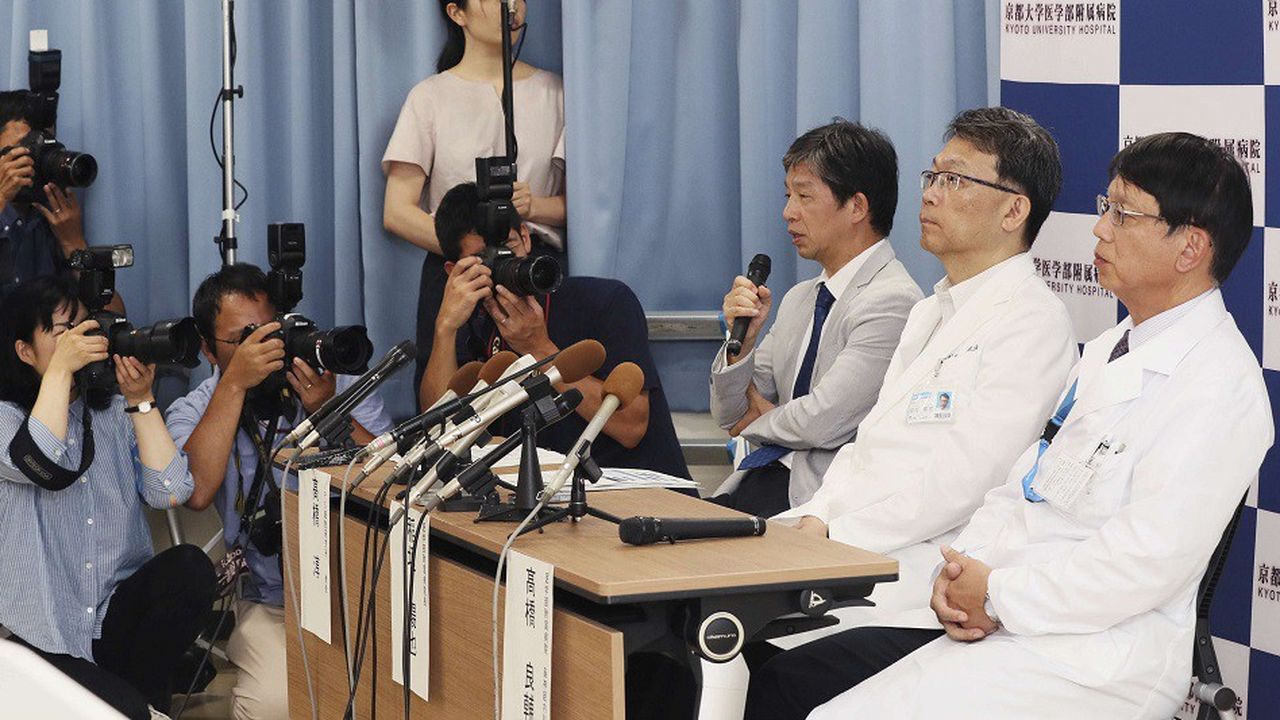 Les chercheurs responsables du programme d'essais contre la maladie de Parkinson ont présenté leurs résultats à Kyoto, le 30 juillet 2018.