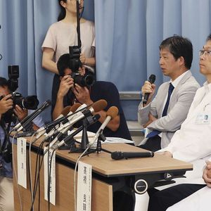 Les chercheurs responsables du programme d'essais contre la maladie de Parkinson ont présenté leurs résultats à Kyoto, le 30 juillet 2018.