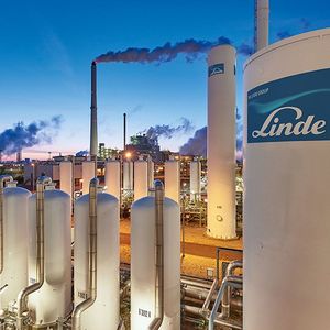 En fusionnant avec son concurrent américain Praxair, le groupe allemand Linde espére créer le numéro un mondial des gaz industriels.