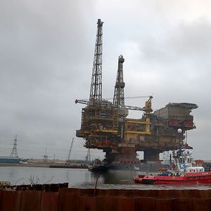 La plate-forme Brent Delta de Shell, située au large des îles Shetland, a été hissée sur un navire et acheminée dans le port de Teeside, au nord-est de l'Angleterre, pour être démontée.