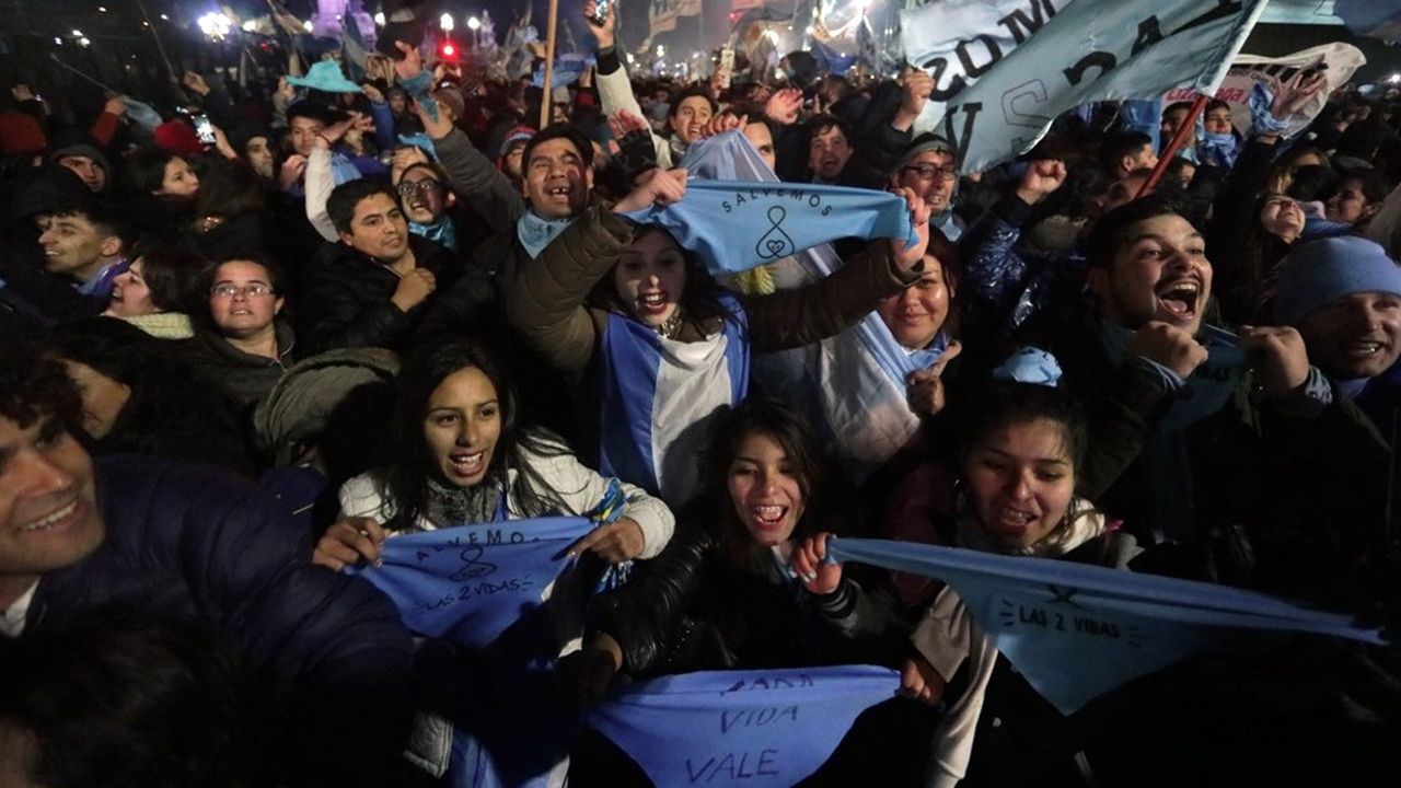 Après le vote des sénateurs, des milliers de militants anti-IVG sont descendus dans les rues de Buenos Aires (la capitale du pays) pour exprimer leur satisfaction