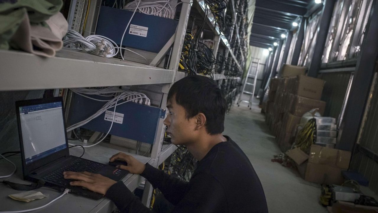 En moins de cinq ans, l'entreprise chinoise Bitmain est devenue leader sur le marché de l'industrie du Bitcoin, équipant les plus grandes fermes minières au monde, comme ici dans la province de Sichuan