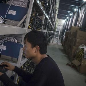 En moins de cinq ans, l'entreprise chinoise Bitmain est devenue leader sur le marché de l'industrie du Bitcoin, équipant les plus grandes fermes minières au monde, comme ici dans la province de Sichuan