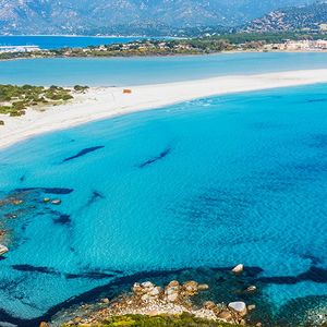 Les touristes sont nombreux à ramener des sachets de sable des plages de Sardaigne