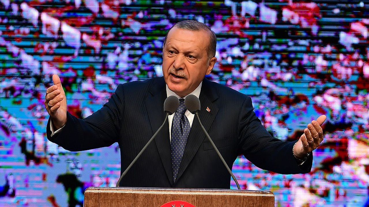 Le président Recep Tayyip Erdogan pense que la Turquie est victime d'un complot politique.