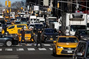 Impossible de savoir si les nouvelles règles adoptées par New York permettront de fluidifier la circulation dans Manhattan. Mais elles marquent une nouvelle étape dans la réponse des villes face à la croissance du transport à la demande.