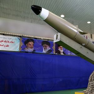 La télévision iranienne retransmet une cérémonie où le ministre de la Défense vante les mérites d'un nouveau missile 100 % fabriqué en Iran